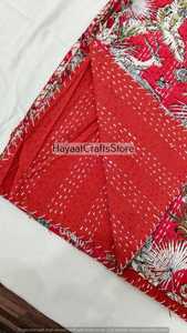 Couverture Kantha rouge bohème imprimée avec motif floral de tigres et d'oiseaux, faite à la main, décoration intérieure toute saison - Product Image 3