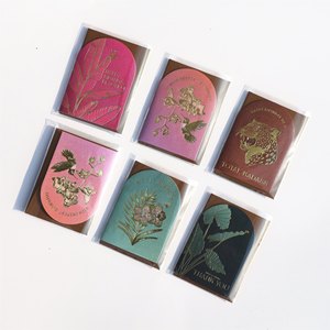 Elegante Invito Matrimoniale Vintage di Lusso con Monogramma Dorato in Rilievo e Copertina in Velluto - Product Image 1