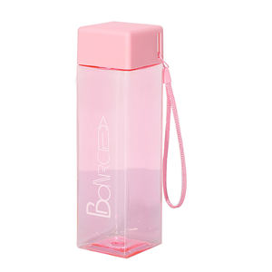 Botella de agua de plástico con tapa cuadrada para deportes al aire libre, regalo de promoción de autoconducción, con cuerda - Product Image 2