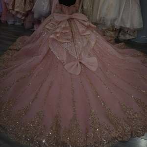 Vestido de Quinceañera Mumuleo Rosa Bush 2026, Vestido de Gala Largo Hasta el Suelo con Cola, Satén Bordado con Encaje, Cintura Natural Moderna - Product Image 3