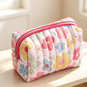 Sac de maquillage matelassé floral personnalisé écologique en gros, sac cosmétique portable pour filles, idéal pour l'extérieur - Grande Vente - Product Image 4