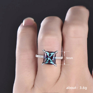 Anello Quadrato a Quattro Punte, Gioiello da Dito alla Moda per Donne, Design Elegante e Distintivo - Product Image 3
