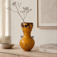 Ensemble de vases en céramique nordique moderne Jossin en jaune ambre avec texture tourbillonnante sculpturale et doubles poignées annulaires pour la décoration de table et de la maison