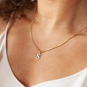 Thời trang mới thép không gỉ 14K mạ vàng DIY 10mm chữ cái A-Z Bảng chữ cái viết tắt quyến rũ Mặt dây chuyền phụ kiện đồ trang sức làm - Product Image 2