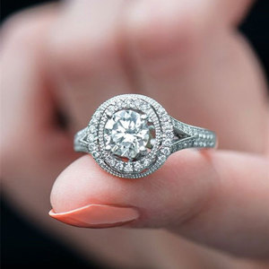 Anello con zirconi incastonati a castone rotondo per donna, gioiello semplice ed elegante da indossare sul dito - Product Image 2