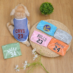 เสื้อกั๊กตาข่ายสำหรับสัตว์เลี้ยง สไตล์เสื้อบาสเก็ตบอล สำหรับสุนัขและแมว ใส่สบายในฤดูร้อน ระบายอากาศได้ดี พร้อมโลโก้และหมายเลขทีม - Product Image 3