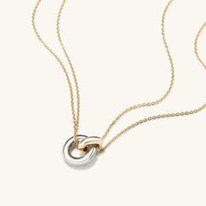 Elegante Collana con Anelli Intrecciati in Acciaio Inossidabile Placcato Oro PVD, Gioielli Minimalisti per Migliori Amiche - Product Image 4