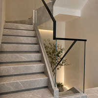 Escalier droit en marbre de luxe pour entrée de villa avec marches en pierre élégantes et rampe en métal sur mesure