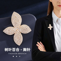 Broche de trèfle à quatre feuilles haut de gamme de luxe broche de feuille de diamant sophistiquée pour Corsage des femmes accessoire polyvalent pour cadeau de fête