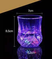 Gobelet lumineux LED coloré, versez de l'eau sur le gobelet à induction lumineux en forme d'ananas, bar, verre à bière changeant de couleur, gobelet transparent