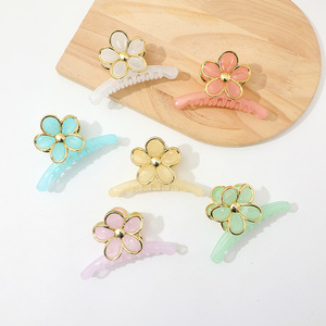 Pinza de Pelo Grande con Diseño de Flor de Huevo y Borde Dorado, Color Plástico Jelly, Estilo Elegante y Versátil - Product Image 6