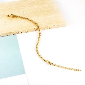 Bracelet minimaliste en acier inoxydable plaqué or 18 carats, géométrique, tendance, avec chaîne torsadée épaisse pour femme - Product Image 3