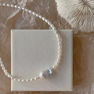 Collier de perles baroque élégant de style rétro français, chaîne de clavicule à grande queue de poisson avec niche naturelle - Product Image 2