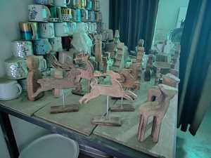 Sculpture de renne en bois artisanale, ornement animal rustique, décoration de table pour la maison à Noël - Product Image 5