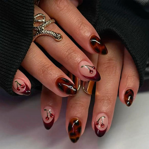 Faux ongles à presser motif écaille de tortue cerise, rouge bordeaux, décor cerise français peint à la main, forme amande, style vintage chic et audacieux - Product Image 1