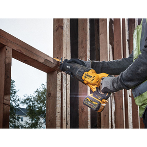 Sierra universal DeWalt DC386, cortes de 300mm, kit con dos baterías 5.0Ah Powerstack - Product Image 5
