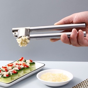 Prensa de ajo de acero inoxidable con diseño engrosado, herramienta de cocina manual para picar ajo fácilmente - Product Image 2