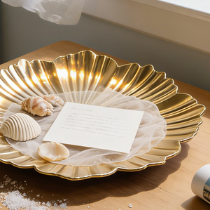 Assiette de présentation moderne en plastique en forme de pétale - Assiette décorative faite <span class=keywords><strong>à</strong></span> la main de 13 pouces pour mariages, réceptions et tables d'hôtel - Product Image 3