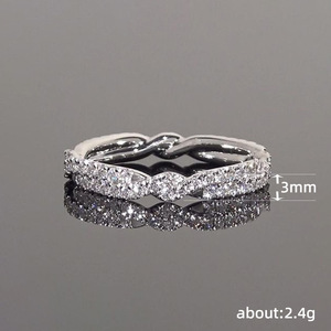 Anello Intrecciato con Pavé per Donne, Gioiello da Dito Minimalista ed Elegante - Product Image 5