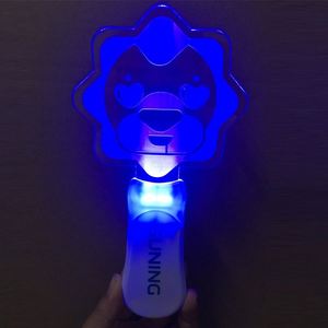 Bâton lumineux LED RGB Kpop personnalisé avec logo officiel, 15 couleurs, longue durée de vie de la batterie, durable, pour soirée romantique - Product Image 1