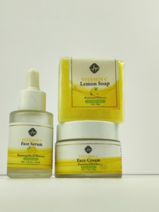 Ensemble de soins de la peau à la vitamine C, marque privée naturelle, crème éclaircissante anti-acné 3 en 1, extrait d'aloe vera et de thé vert, sérum, ensembles de vitamine C - Product Image 6