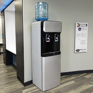 電気式プラスチック製飲料水ディスペンサー 家庭・ホテル用 スタンド型コンプレッサー式 温冷自動給水機 - Product Image 1