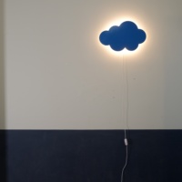 Applique murale en bois au design de nuage bleu, luminaire décoratif et coloré, idéal pour la chambre d'un bébé