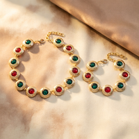 Ensemble collier et bracelet plaqué or de style bohème avec incrustation de cristaux rouges et verts pour femmes, idéal comme cadeau de fête