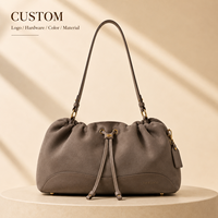 Sac hobo en daim doux taupe avec cordon de serrage, logo personnalisé du fabricant, petit sac à main souple pour fille avec quincaillerie dorée, pour le week-end et l'usage quotidien
