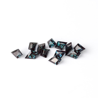 Pierre précieuse d'Alexandrite de culture sur mesure, de forme aile de cerf, conçue spécifiquement pour la fabrication de bijoux, provenant d'un fournisseur de pierres précieuses.