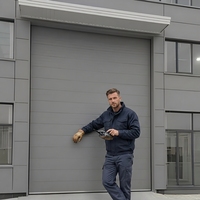 Porte à enroulement industrielle en acier galvanisé résistant au vent, sur mesure pour entrepôt, avec certificat CE