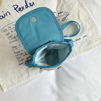 Sac bandoulière décontracté personnalisé pour femme avec broderie chat mignon et pendentif palmier, sac messager à sangle réglable pour le quotidien et les voyages