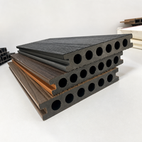 Vente flash : terrasse en WPC imperméable, revêtement de sol extérieur avec texture bois, composite plastique pour un revêtement de sol durable