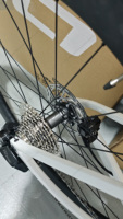 Bicicleta de Carretera Premium 700C Ligera de Fibra de Carbono con Frenos de Disco, Aero, Completamente de Carbono, 105 Di2 R7170, 24 Velocidades, Cambio Electrónico