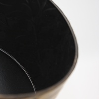 Jardinière moderne en métal noir avec motif floral, finition or brossé, pour la décoration intérieure et extérieure