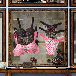 Conjunto de lencería sexy de alta calidad Victoria's Secret para mujer: sujetador con tirantes de diamantes de imitación, tanga y decoración de encaje de talle bajo. - Product Image 2