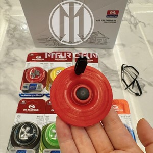 Désodorisant pour voiture Dr Marcus, en plastique rouge, parfum longue durée, pour l'intérieur du véhicule - Product Image 2