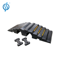 Canal en caoutchouc Tuyau Rampe-Grand (pour 150mm tuyau) Taille: 1010(L) x 300(W) x 135(H)mm
