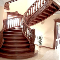 Système d'escalier droit en bois massif moderne avec balustrade sur mesure pour projets de villas