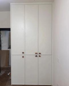 Armoire peu encombrante avec rangement dissimulé et poignées originales, idéale pour les petites chambres et les chambres d'enfants - Product Image 1