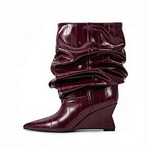 Botas de cuña holgadas de caña ancha para mujer, estilo sexy, con punta puntiaguda, parte superior de PU con textura de anguila - Product Image 5