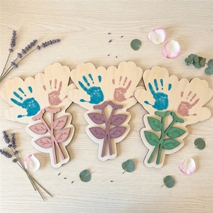 Ornement en bois en forme <span class=keywords><strong>de</strong></span> fleur, <span class=keywords><strong>empreinte</strong></span> <span class=keywords><strong>de</strong></span> <span class=keywords><strong>main</strong></span>, artisanat décoratif fait <span class=keywords><strong>main</strong></span> pour cadeau <span class=keywords><strong>de</strong></span> fête des Mères et souvenir familial - Product Image 4