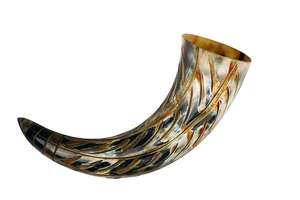 Escultura Artística de Lujo Hecha a Mano con Cuerno de Búfalo, con Forma Curva Natural y Diseño Tallado Inspirado en Animales para un Interior Elegante - Product Image 4