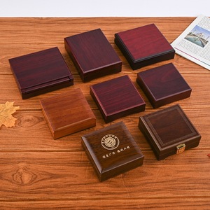 Caja de madera para medallas con impresión de logotipo, embalaje de regalo rectangular con cerradura para insignia de moneda conmemorativa, hecha a medida J216 - Product Image 2