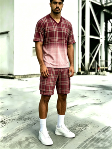 Ensemble urbain 2 pièces pour homme : T-shirt rouge à carreaux dégradé col en V et short cargo à carreaux - Product Image 1