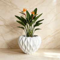 Pot de fleurs ovale blanc brillant à cannelures ondulées avec bord festonné pour la décoration moderne de la maison et du jardin
