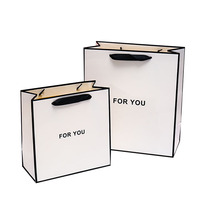 Sacs en papier kraft imprimés personnalisés avec logos, taille personnalisée et poignées en ruban couleur CMJN pour l'emballage de vêtements, de shopping et de cadeaux
