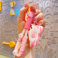En gros, porte-clés et pendentifs de sac en PVC, figurines de dessin animé mignonnes, petits cadeaux, thèmes voiture, baskets, chaussures Sakura