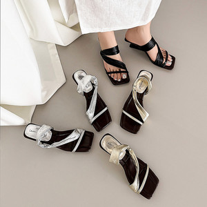 Sandales plates en cuir pour femmes, style nouveau, bout carré, plateforme simple, tendance et polyvalentes, faciles à enfiler. - Product Image 1