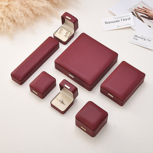 Caja de Joyería Rectangular Roja de Lujo en Cuero PU Ecológico con Forro de Terciopelo para Almacenamiento y Exhibición de Collares y Anillos de Alta Gama - Product Image 1